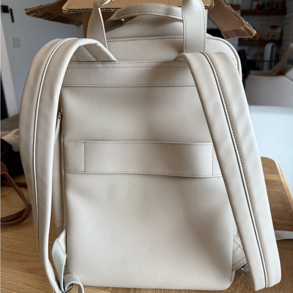 Mono’s metro backpack in ivory - Picture 3 of 10